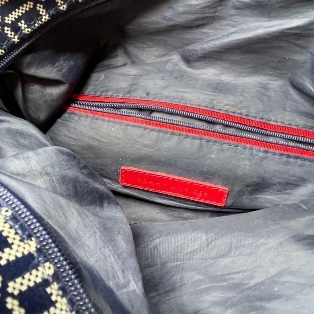 Tommy Hilfiger Signature Print Zipper Closure Bag - Picture 3 of 11
